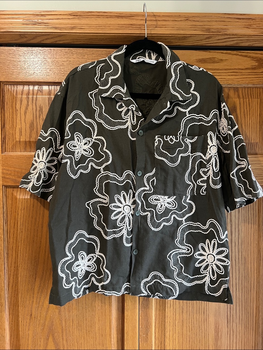 Men's Green Short-Sleeve Button-Up Shirt with White Floral Stitching